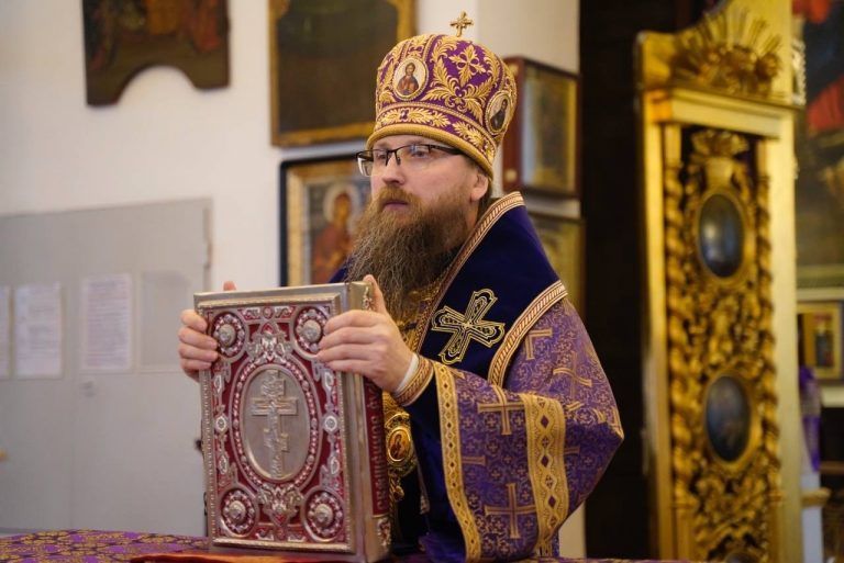 В предпразднство Благовещения Пресвятой Богородицы епископ Игнатий совершил богослужение в Воскресенском соборе Череповца