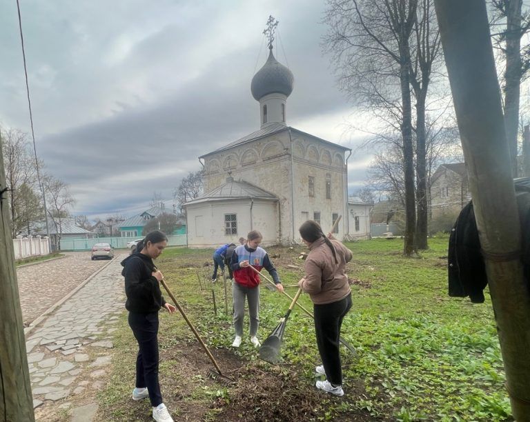 На территории храмов Варлаама Хутынского и Илии Пророка города Вологды прошел субботник