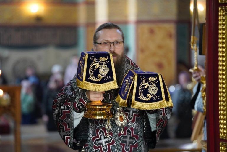 Епископ Игнатий совершил Литургию Преждеосвященных Даров в кафедральном соборе города Череповца