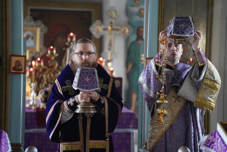 Епископ Игнатий совершил заупокойное богослужение в храме святых Богоотец Иоакима и Анны села Носовское