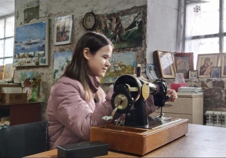 На базе храма преподобного Кирилла Белозерского прошел урок шитья