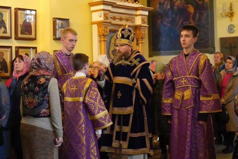 В канун Недели 4-й Великого поста епископ Игнатий возглавил богослужение в Воскресенском соборе г.Череповца