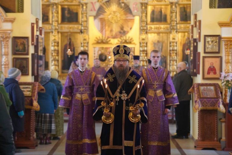 В Неделю 4-ю Великого поста епископ Игнатий совершил богослужение в Воскресенском соборе Череповца