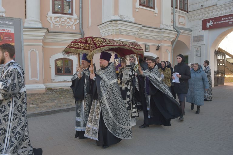 «Величаю страсти Твоя, песнословлю и погребение Твое со воскресением, зовый: Господи, слава Тебе»