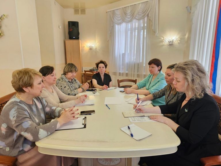 В череповецком ЗАГСе состоялось совещание, посвящённое сохранению семейных ценностей