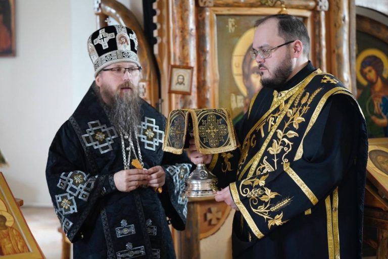 В Великий Четверг епископ Игнатий совершил Литургию в Свято-Троицком Филиппо-Ирапском монастыре