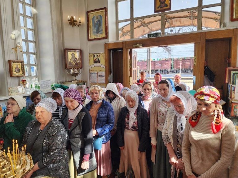 В храме святителя Николая Чудотворца города Череповца прошло праздничное богослужение
