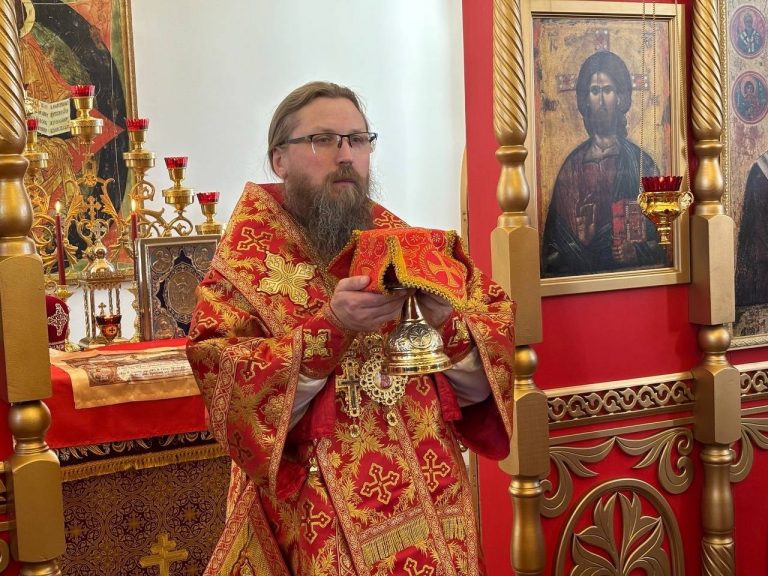 В храме иконы Божией Матери «Живоносный Источник» города Череповца прошло архиерейское богослужение