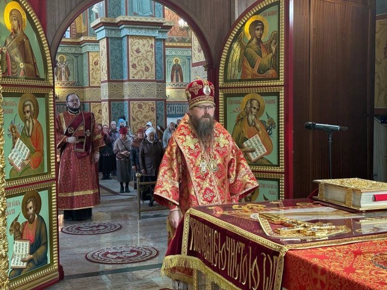 Гости из Краснодара споют для прихожан кафедрального собора города Череповца