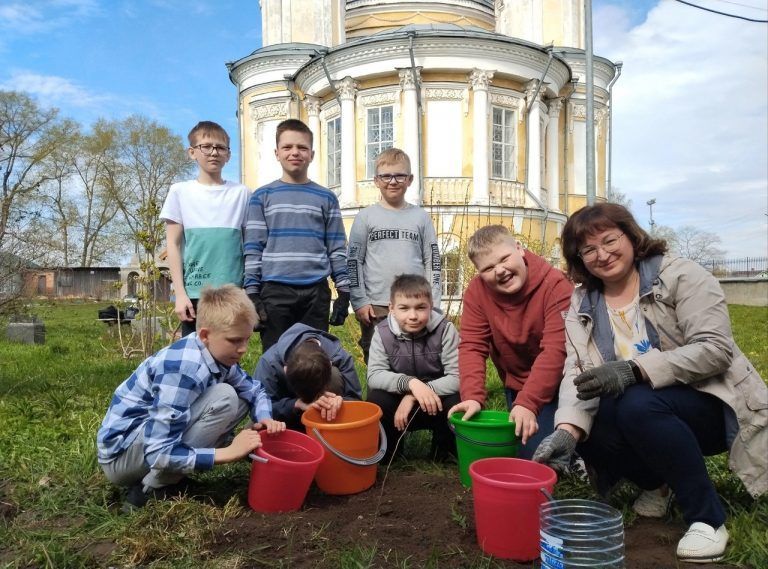 На приходе храма Воскресения Христова села Устье появилась аллея акаций