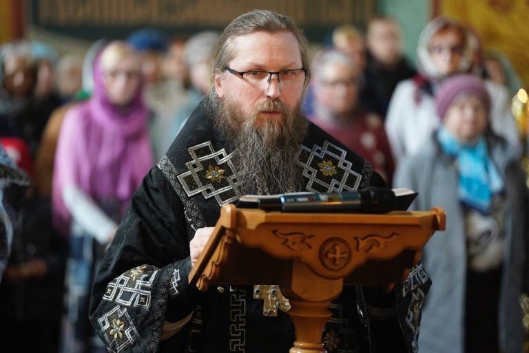 Епископ Игнатий совершил вечерню с выносом Плащаницы Спасителя в кафедральном соборе Череповца
