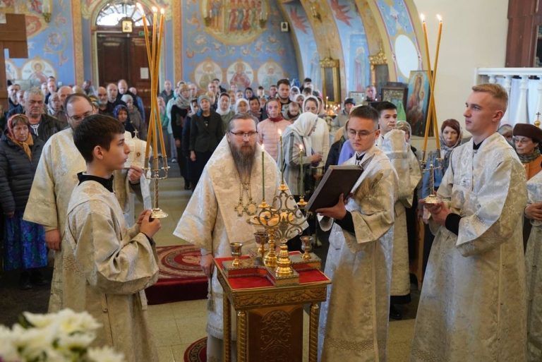 Епископ Игнатий совершил богослужения в храме Рождества Христова в Великую Субботу