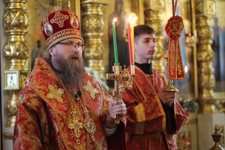 Воспитанники воскресных школ Череповецкой епархии вместе с архипастырем молились в Антипасху в Воскресенском соборе Череповца