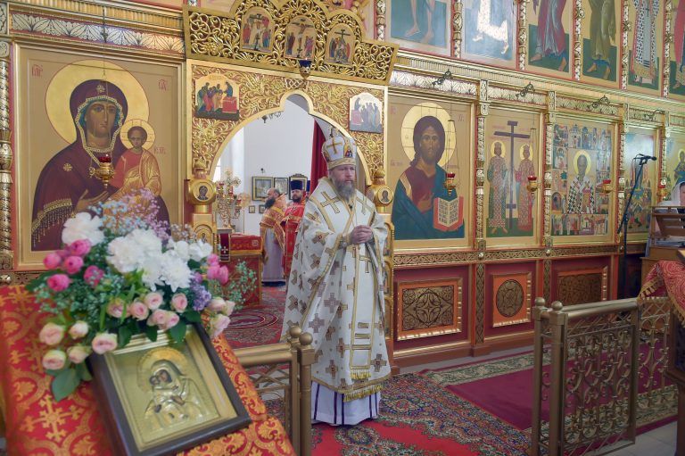 «… Темже тя восхваляем, Константине, царю благочестивейший, с Еленою, материю богомудрою»