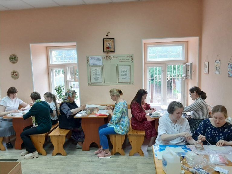 Волонтеры череповецких храмов изготавливают «сухой душ» для наших воинов