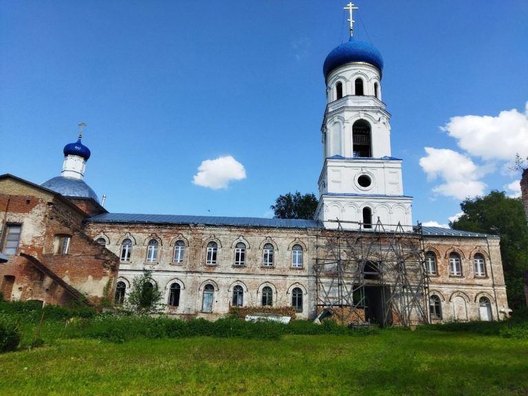 Юные череповчане потрудились в Исааковой пустыни