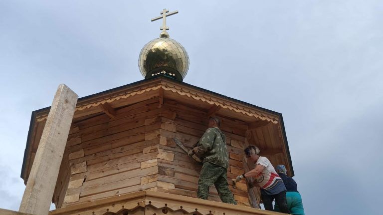 Волонтеры группы «ДОБРОТОЛЮБИЕ» потрудились на острове в часовне преподобного Марка Белавинского
