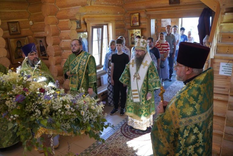 В отдание праздника Пятидесятницы епископ Игнатий совершил Литургию в Троицком храме деревни Городище