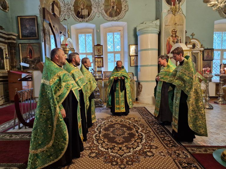 Торжественный молебен с акафистом перед мощами святого праведного Александра Вологодского состоялся в Лазаревском храме