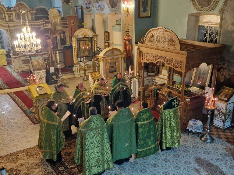 Торжественный молебен с акафистом перед мощами святого праведного Александра Вологодского состоялся в Лазаревском храме