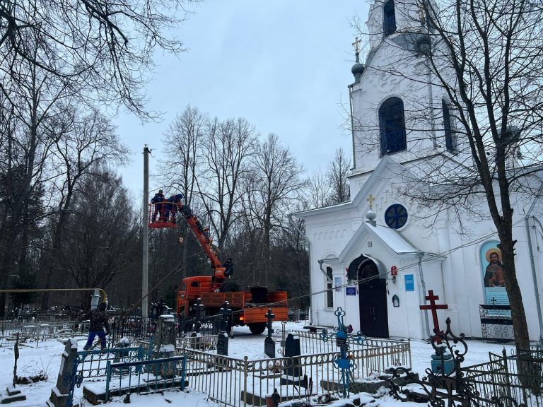 Освещена дорога к Лазаревскому храму города Вологды