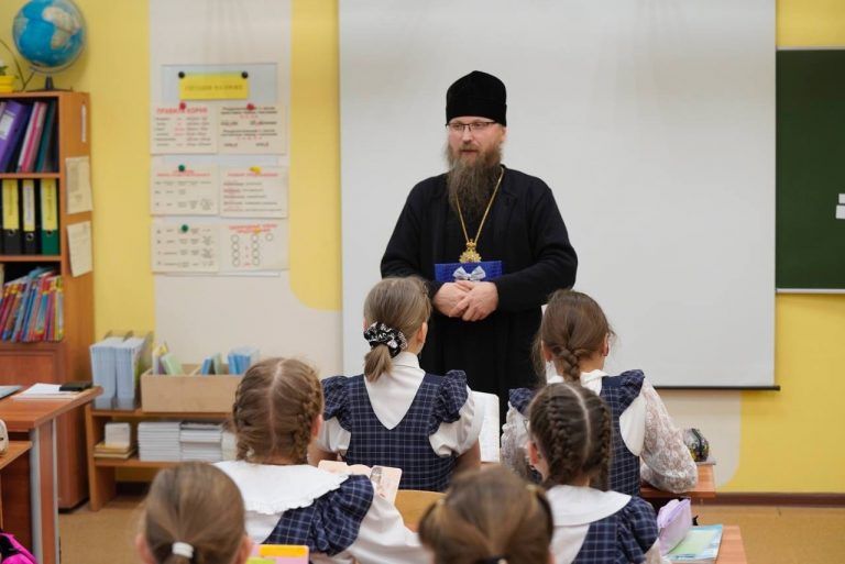 Епископ Игнатий посетил женскую гуманитарную гимназию города Череповца