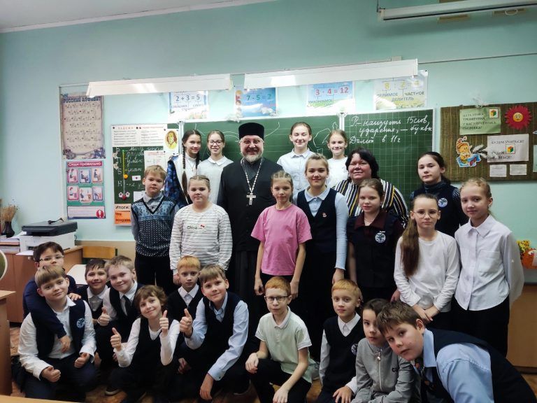 В общеобразовательных школах Череповца продолжаются встречи школьников с руководителем епархиальной комиссии по вопросам семьи
