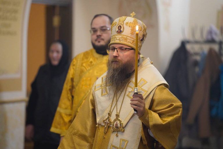В канун дня памяти святителя Иоанна Златоуста епископ Игнатий совершил богослужение в кафедральном соборе города Череповца