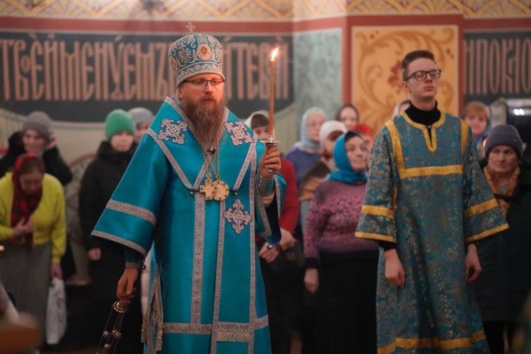 В канун Сретения Господня епископ Игнатий совершил богослужение в кафедральном соборе города Череповца