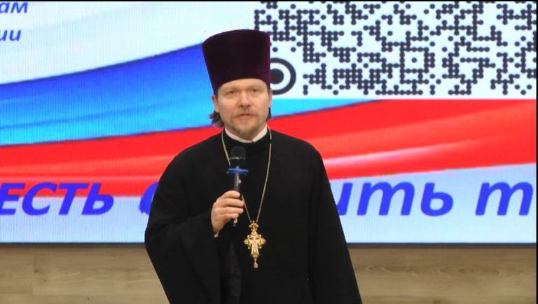 Настоятель Воскресенского кафедрального собора принял участие в праздничном концерте «Имею честь служить тебе, Россия»