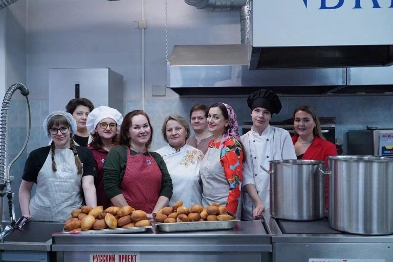 Команда Духовно-просветительского молодёжного форума принимала участие в приготовлении обеда для подопечных проекта «Теплый прием»