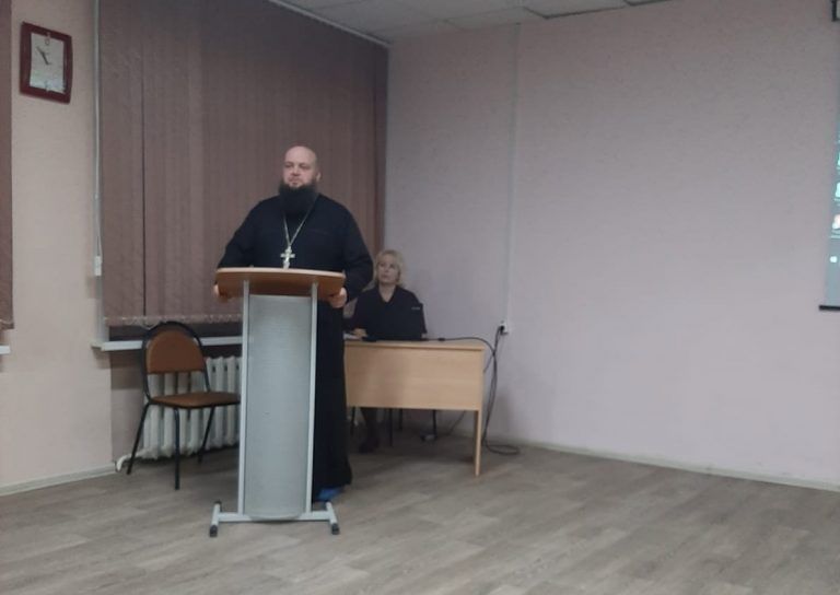 Священнослужитель посетил родительское собрание в школе №25 города Вологды по вопросу выбора модуля ОРКиСЭ