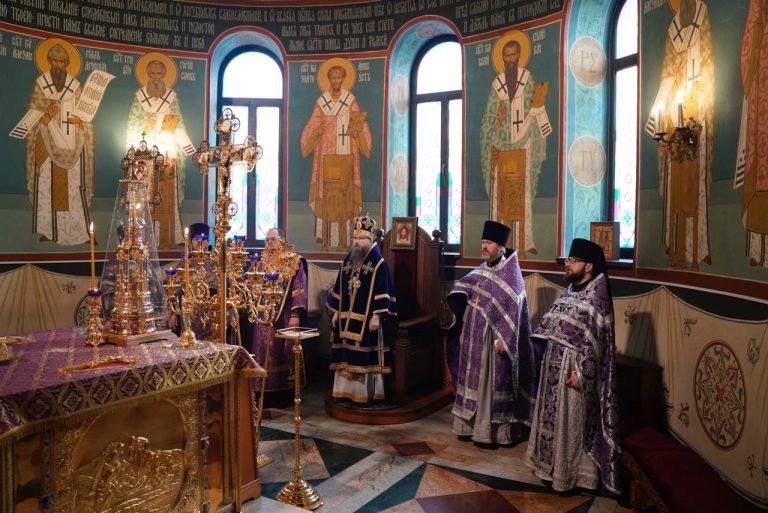 В родительскую субботу епископ Игнатий совершил заупокойное богослужение в кафедральном соборе Череповца