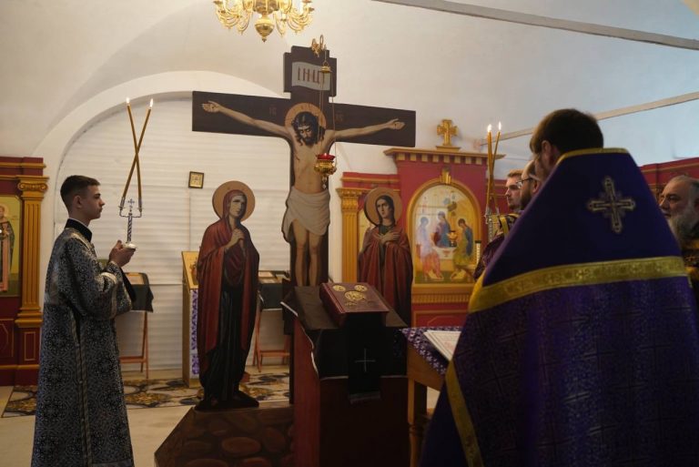 Епископ Игнатий совершил чин пассии в храме Спаса Всемилостивого города Белозерска