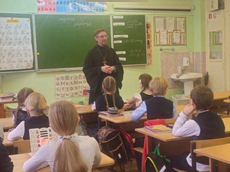 Священник встретился с младшими школьниками в Череповце