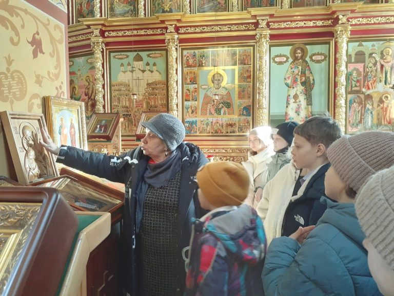 Кафедральный собор города Череповца посетили ученики четвертого класса