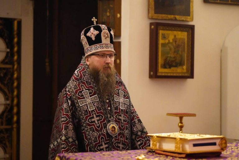 Епископ Игнатий совершил Литургию Преждеосвященных Даров в Воскресенском соборе Череповца