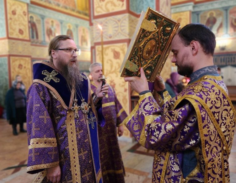 Епископ Игнатий возглавил богослужение в кафедральном соборе Череповца
