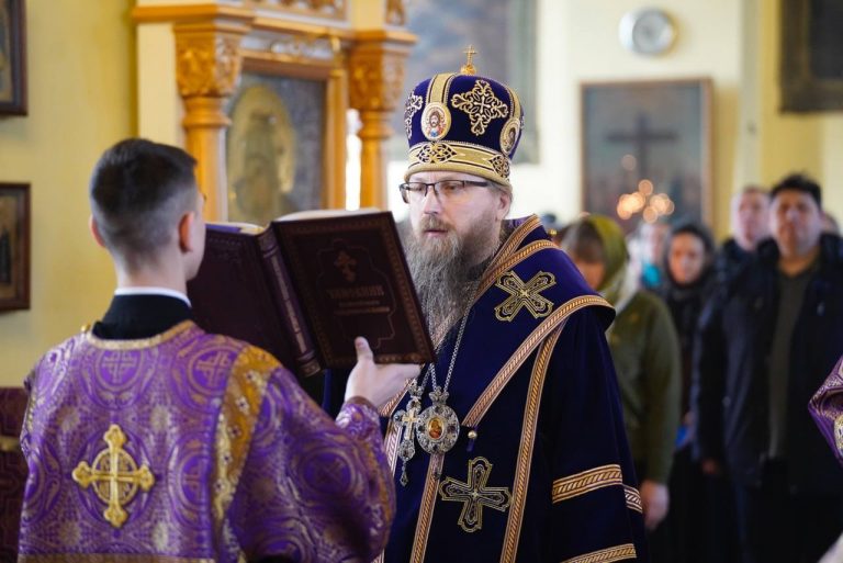 В Неделю Крестопоклонную епископ Игнатий совершил Литургию в Воскресенском соборе Череповца