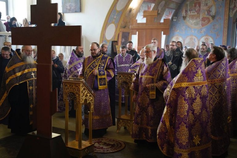 Епископ Игнатий совершил чинопоследование пассии в храме Рождества Христова города Череповца