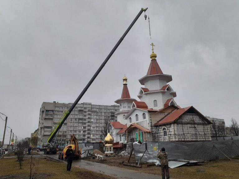 На храм апостола Иоанна Богослова города Череповца установлены новые купола с крестами