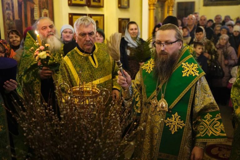 В канун Недели ваий епископ Игнатий возглавил богослужение в Воскресенском соборе города Череповца