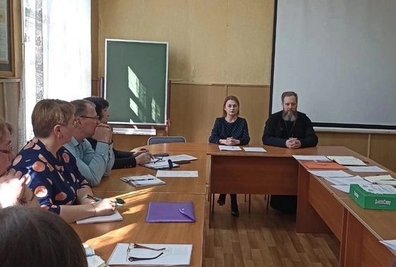 Благочинный Устюженского округа рассказал о празднике Пасхи на рабочем совещании директоров общеобразовательных школ