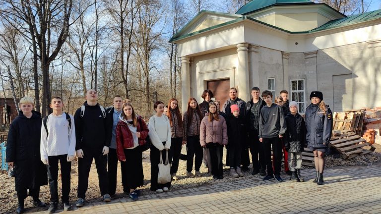 Воспитанники центра «Флагман» провели субботник на Введенском кладбище в Вологде