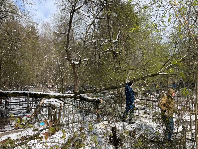 Студенты Вологодского института права и экономики ФСИН России потрудились на территории Лазаревского храма Вологды