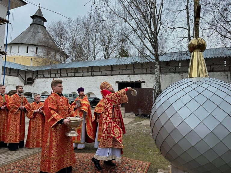 Купол над Всехсвятским храмом Спасо-Прилуцкого монастыря засиял новым золотом!