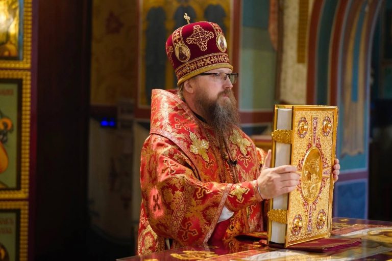 Епископ Игнатий во вторник Светлой седмицы совершил Литургию в кафедральном соборе Череповца