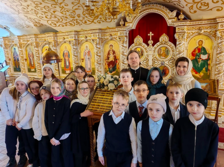 В рамках дисциплины «Истоки» для учеников Вологодского лицея состоялась экскурсия в Воскресенском кафедральном соборе