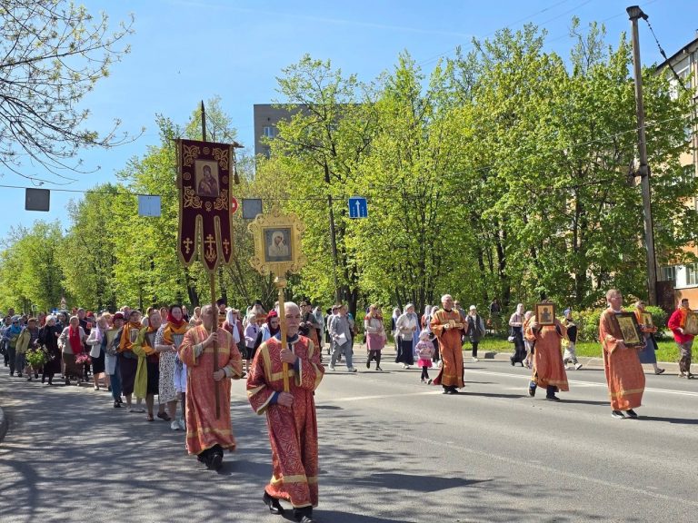 Работники и прихожане кафедрального собора города Череповца приняли участие в общегородском крестном ходе памяти святителя Николая Чудотворца