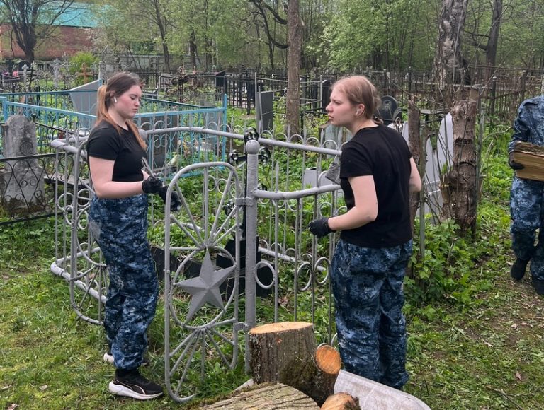 В Вологде продолжается работа по благоустройству Горбачевского кладбища и Лазаревского храма